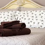 La Maison One לינה וארוחת בוקר